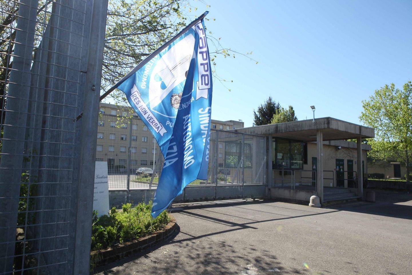 Aggredisce due agenti della polizia penitenziaria e li manda in ospedale 