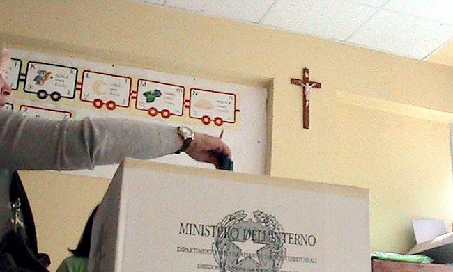 Modena, «Il crocifisso si può togliere dal seggio»  