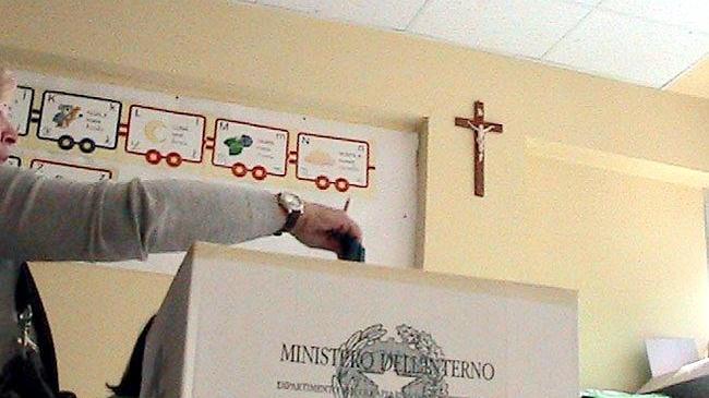 Modena, «Il crocifisso si può togliere dal seggio»