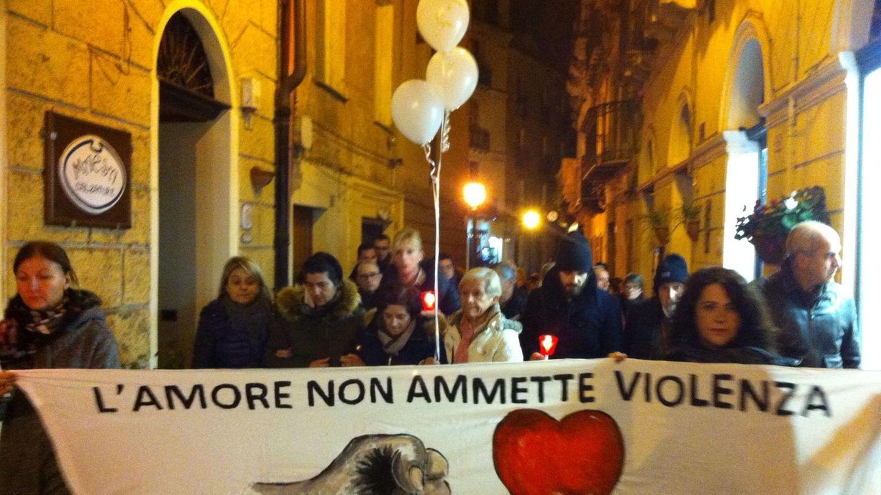 Donna uccisa a Iglesias, duemila in piazza per dire no al femminicidio