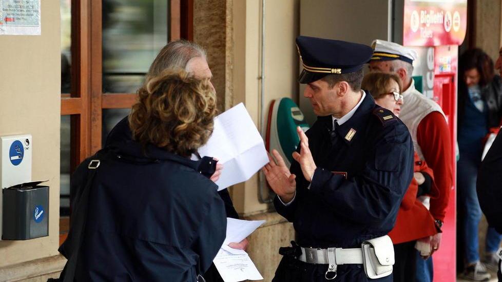 Tenta di togliere la pistola ad una agente, denunciato