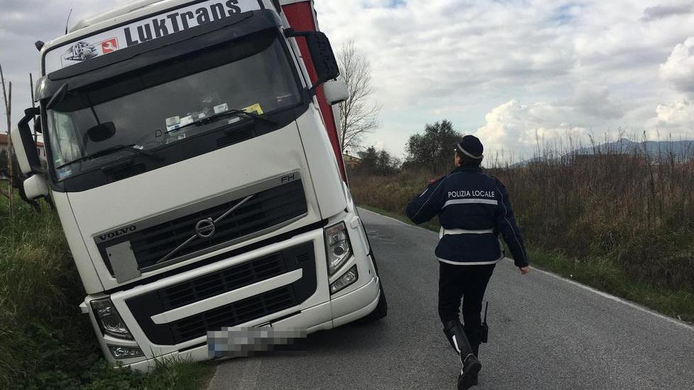 Tir polacco in bilico sulla banchina