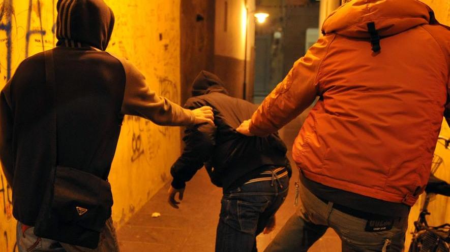 Rubava ai genitori per pagare il pizzo ai bulli