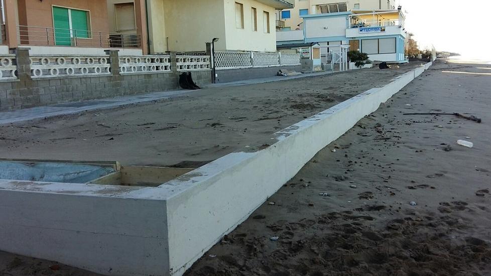 Il muro sulla spiaggia adesso va demolito