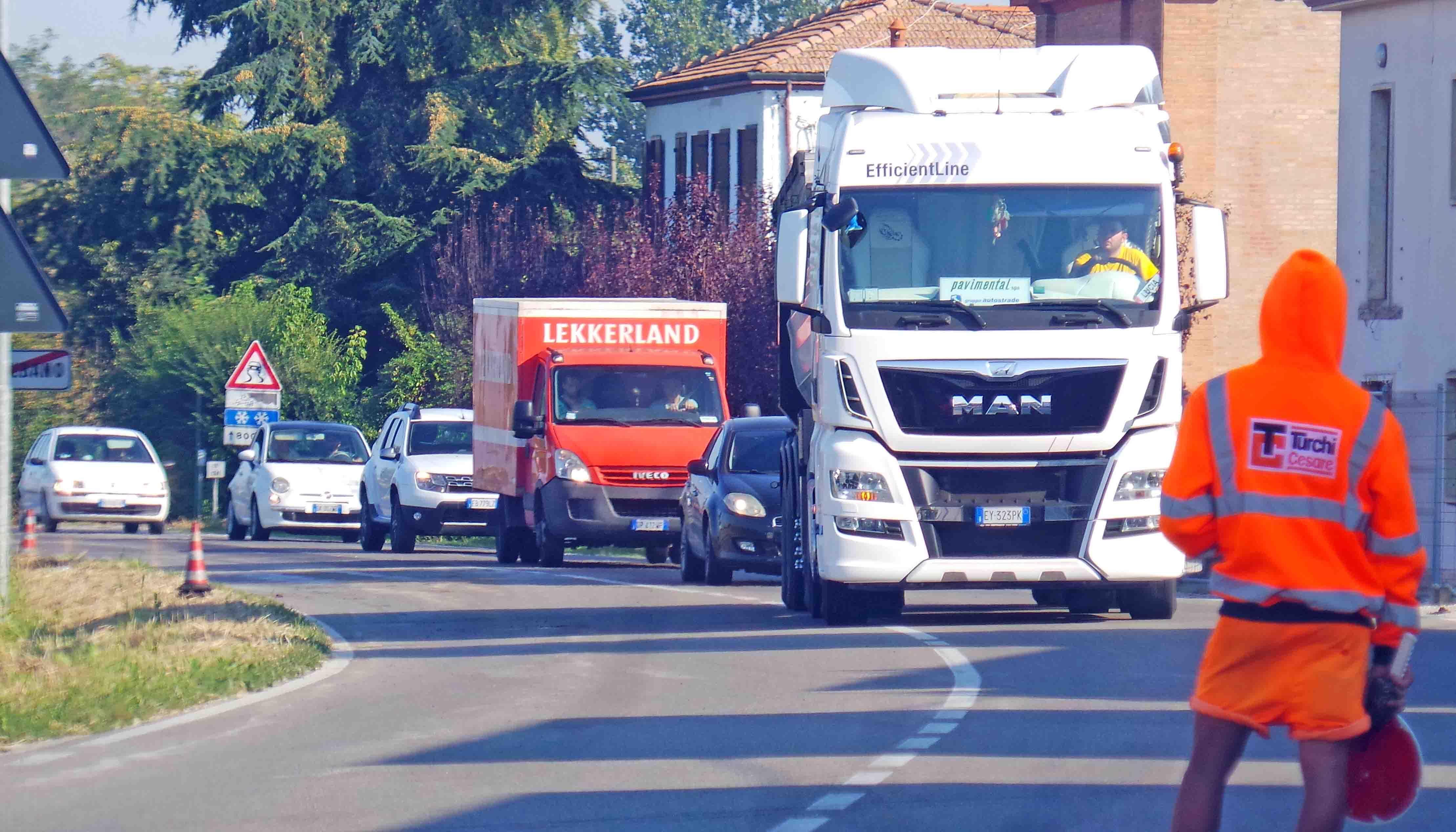 Un mezzo pesante su una strada ferrarese