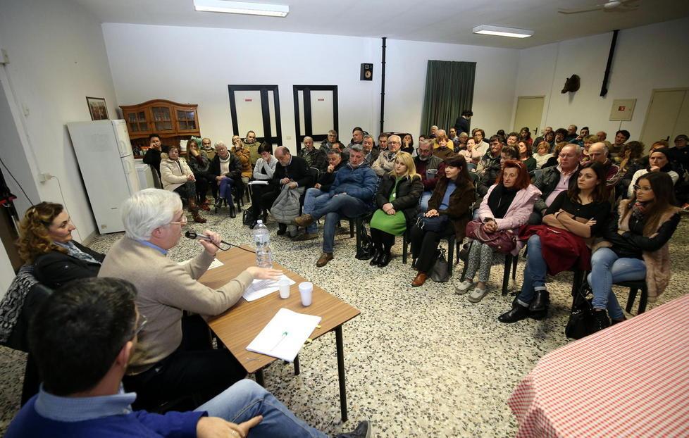 L'assemblea al circolo Arci (foto Nucci)
