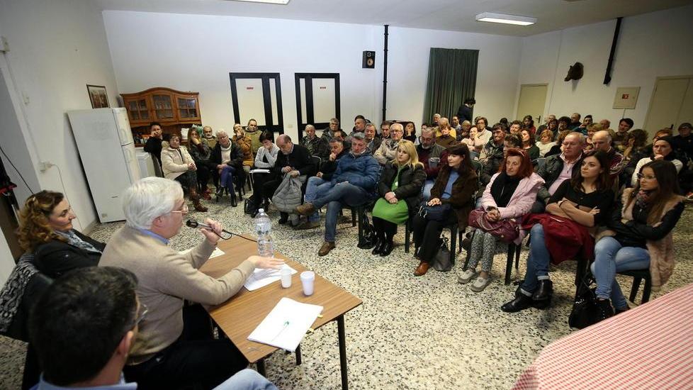 L'assemblea al circolo Arci (foto Nucci)