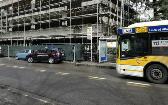 Il bus della Cap e l'auto dei carabinieri in via Filzi