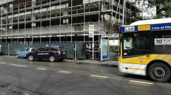 Il bus della Cap e l'auto dei carabinieri in via Filzi