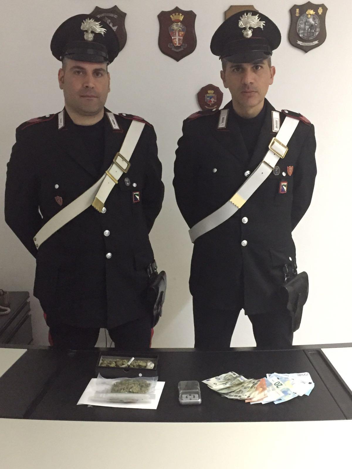 Cento, con la marijuana a scuola: denunciato
