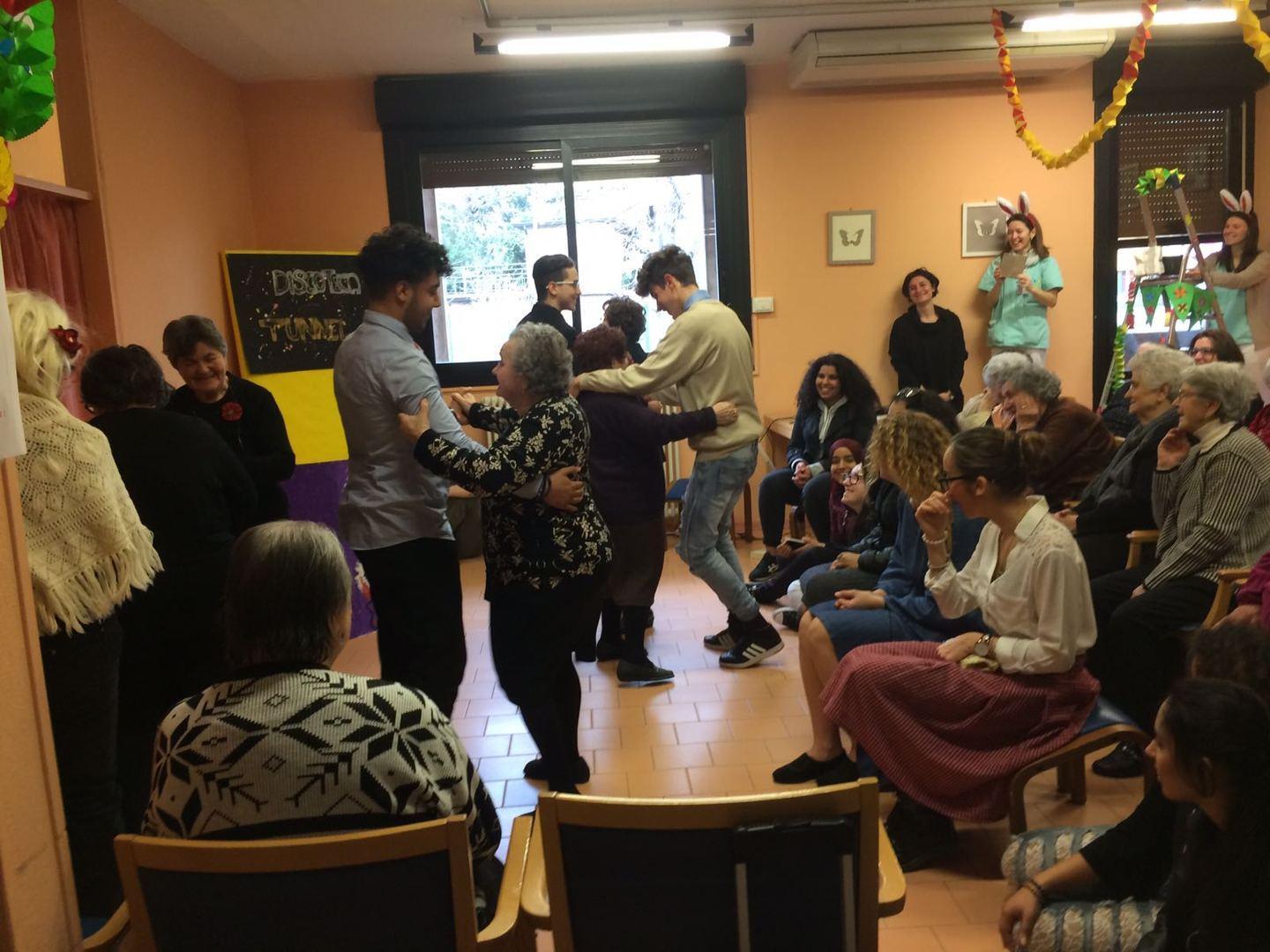 Giovani e anziani insieme al carnevale del Centro diurno
