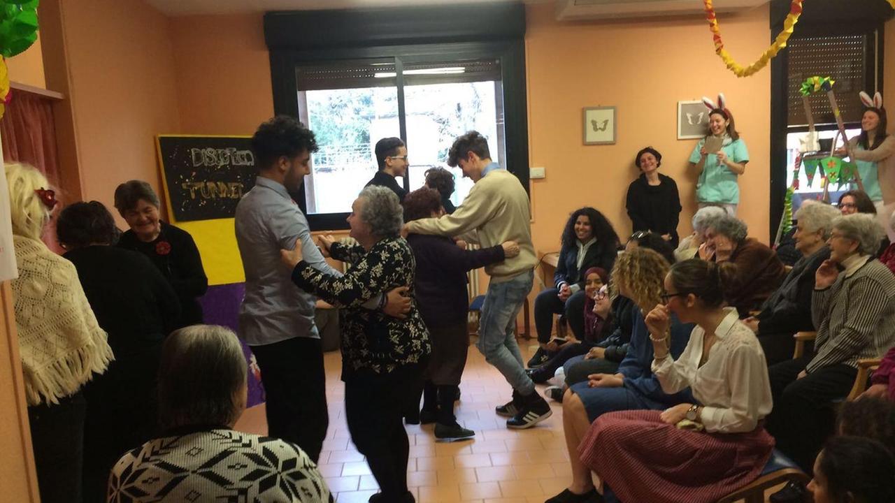 Giovani e anziani insieme al carnevale del Centro diurno