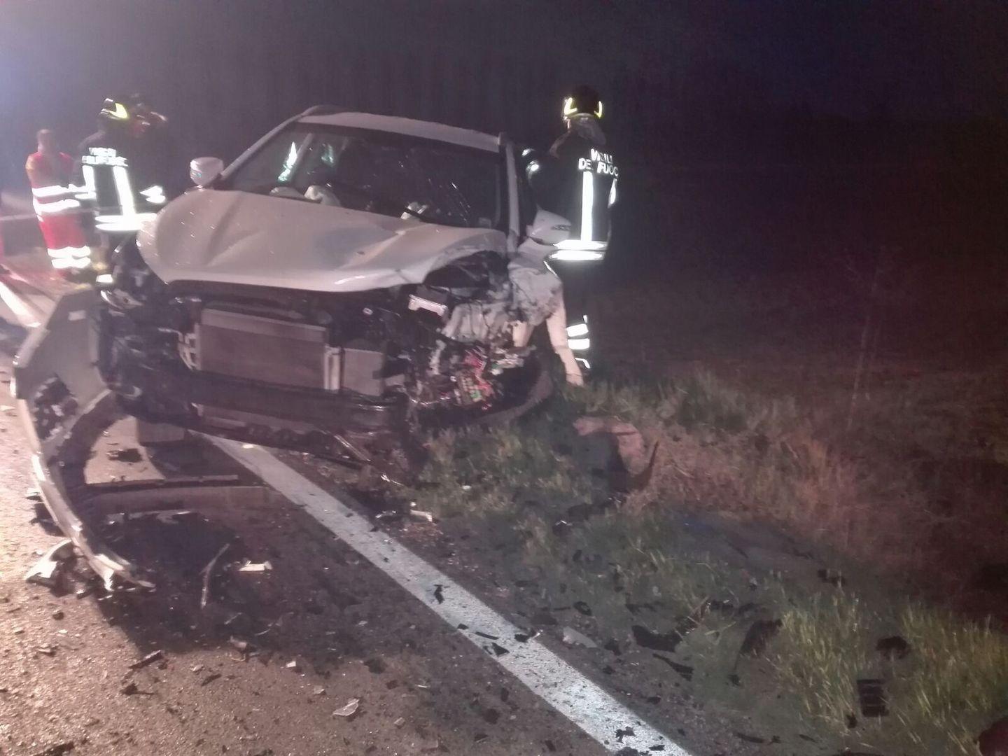 Violento frontale all’alba, due feriti 