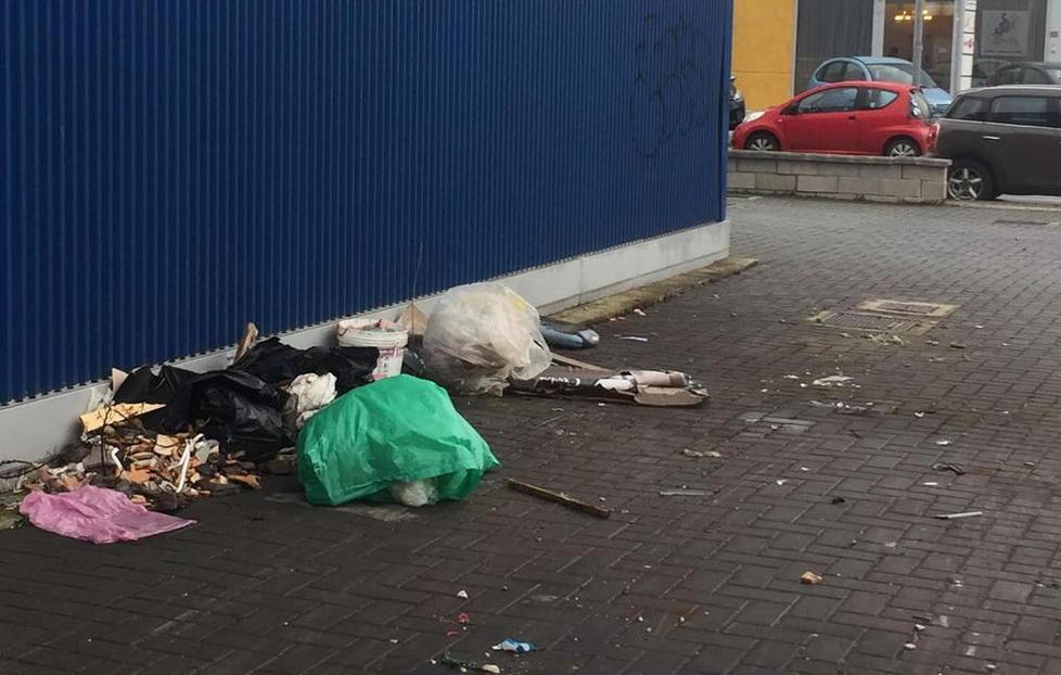Sacchetti seminati per la strada