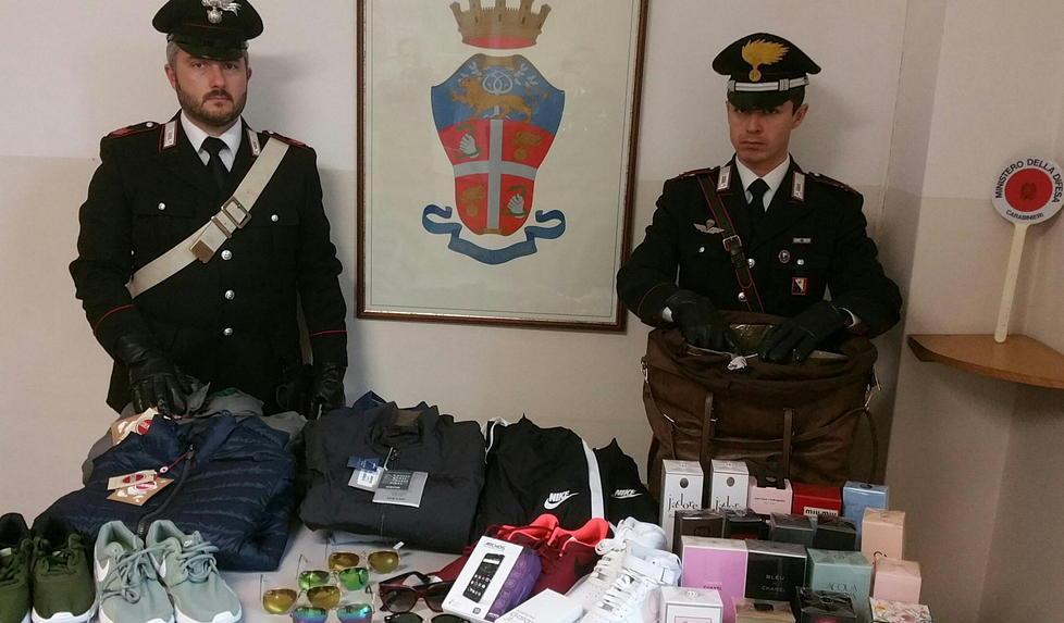Rubano in profumeria, presi 