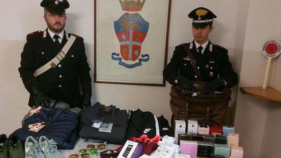 Rubano in profumeria, presi