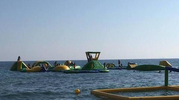 Un acquapark gonfiabile sulla spiaggia di Scarlino