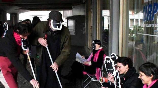 Verso l’Otto Marzo: gli uomini spazzano le donne si riposano