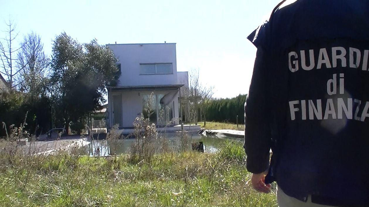 La villa con piscina sequestrata dalla Guardia di Finanza