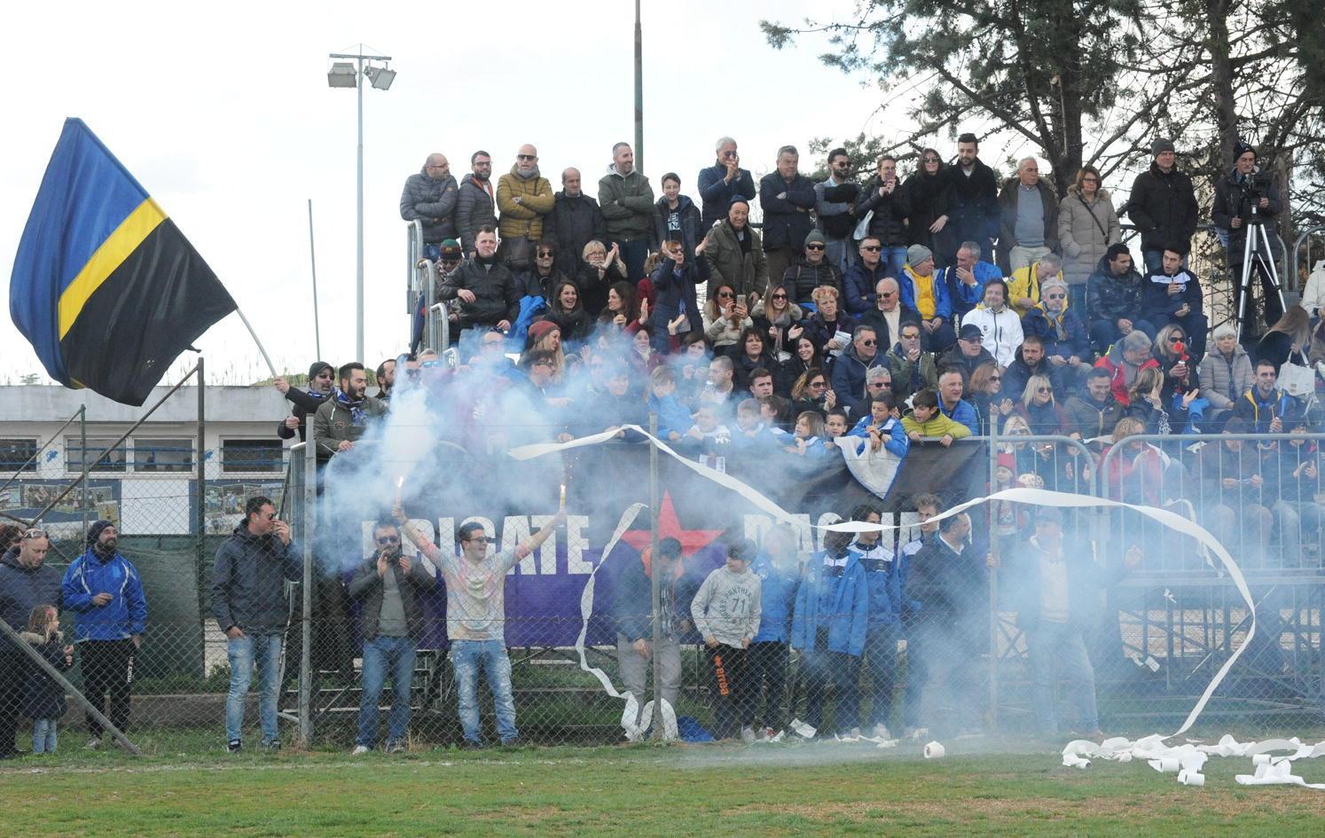 Roselle-Piombino, una delle coreografie delle Brigate d'acciaio (foto Pabar)