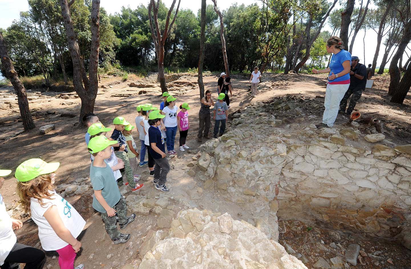 Carolina Megale con universitari e ragazzi a Poggio del Molino (foto PaBar)