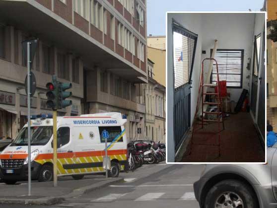 Nel riquadro la porta forzata dal ragazzo