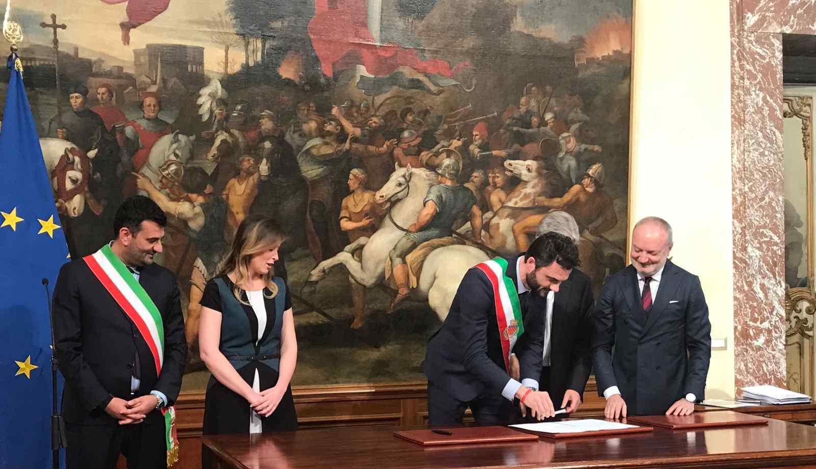 Il sindaco Matteo Biffoni alla firma del finanziamento del Prius