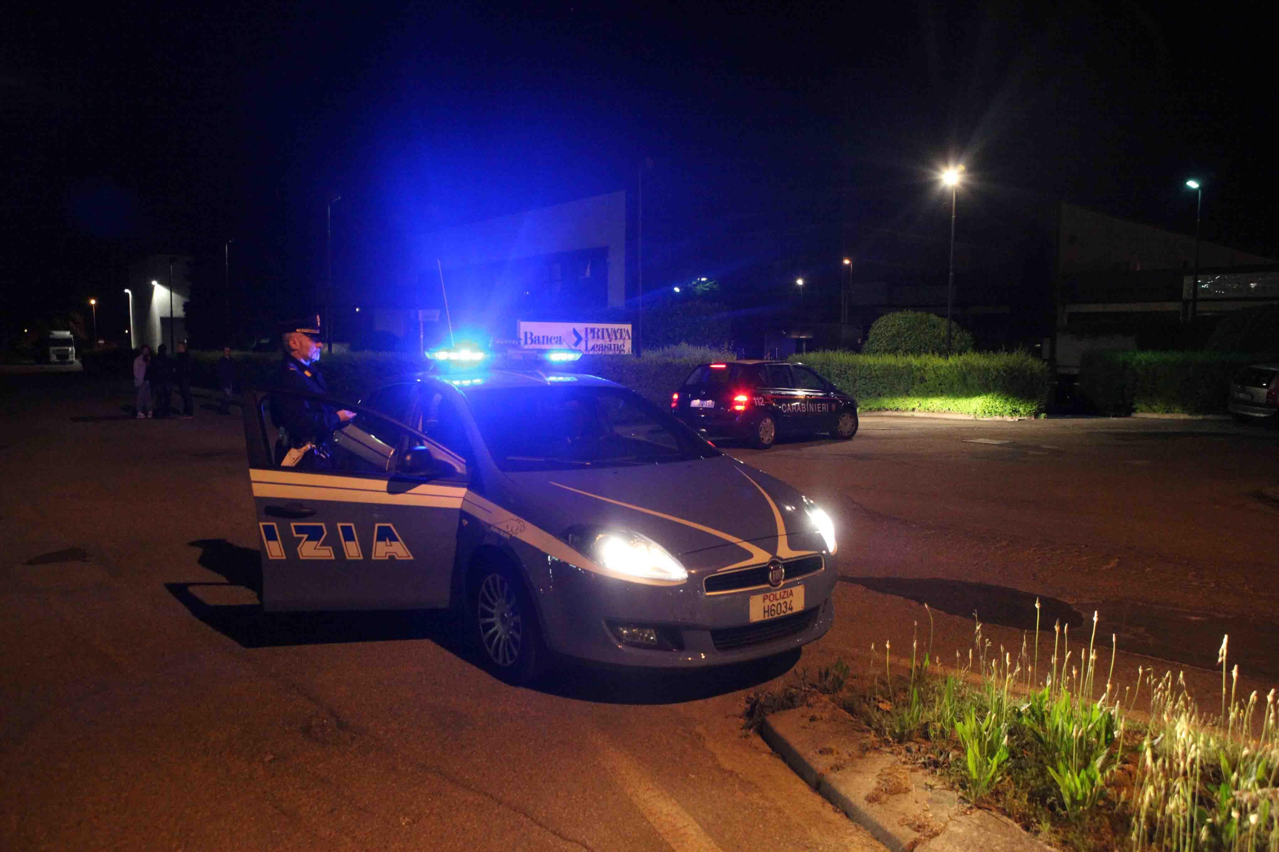In auto con un coltello e un tubo non si ferma all'alt, arrestato