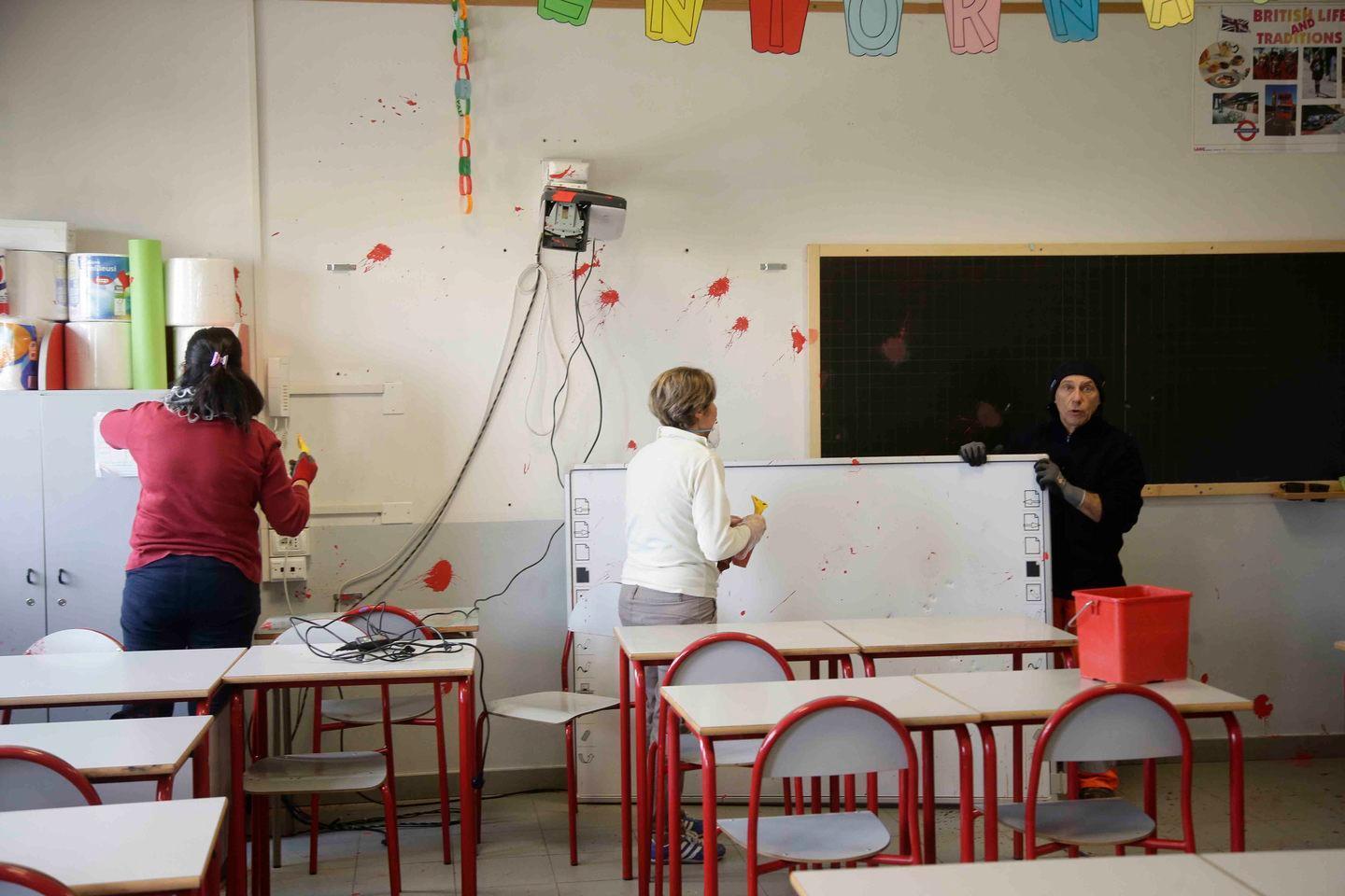 Vandali distruggono la scuola, alunni rimandati a casa