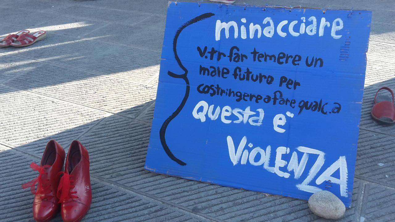 La minaccia con la pistola: «Ti ammazzo, non puoi rifiutarmi». Arrestato, dopo tre giorni è libero