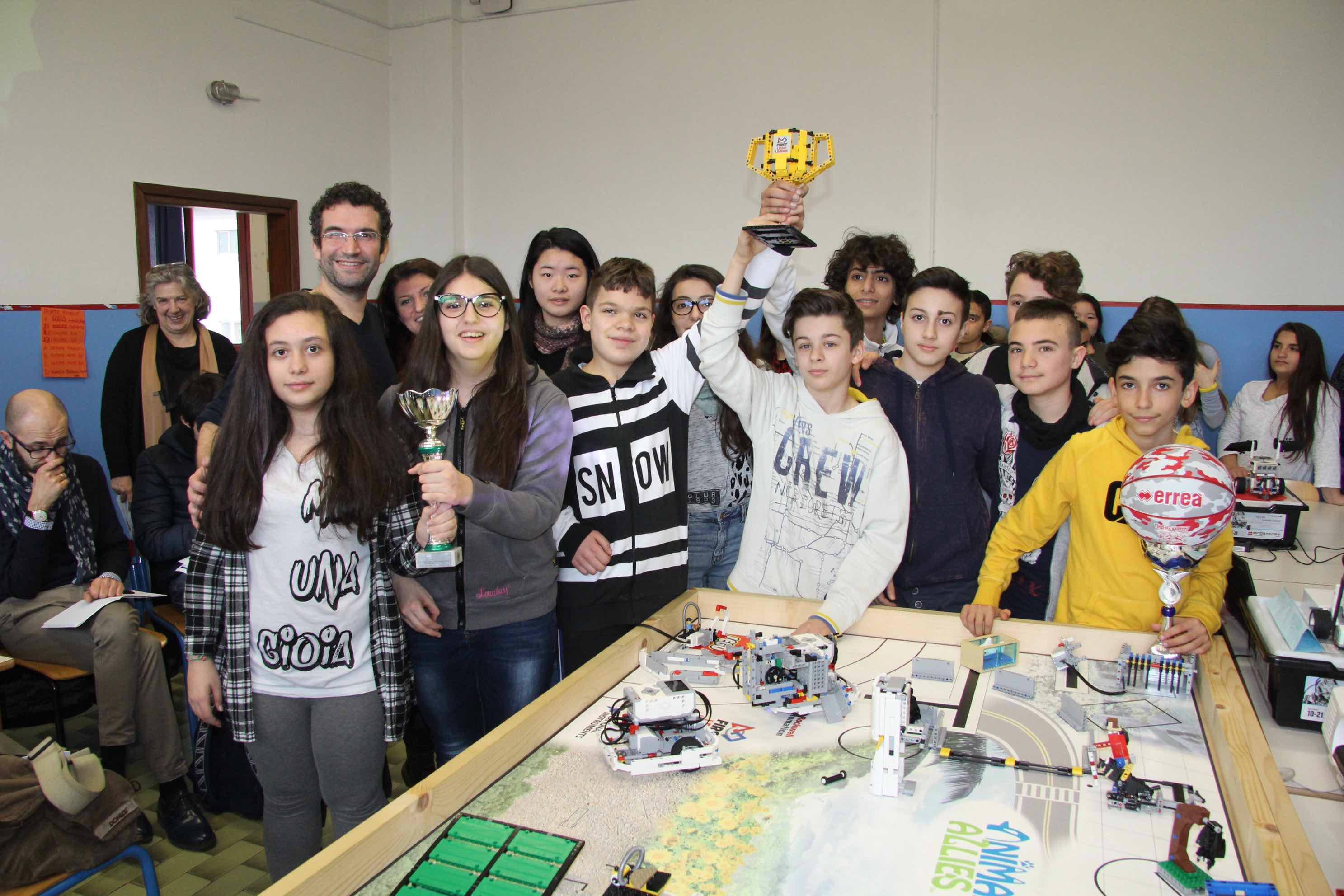I ragazzi della Don Milani trionfanti per il successo ottenuto nella First Lego league