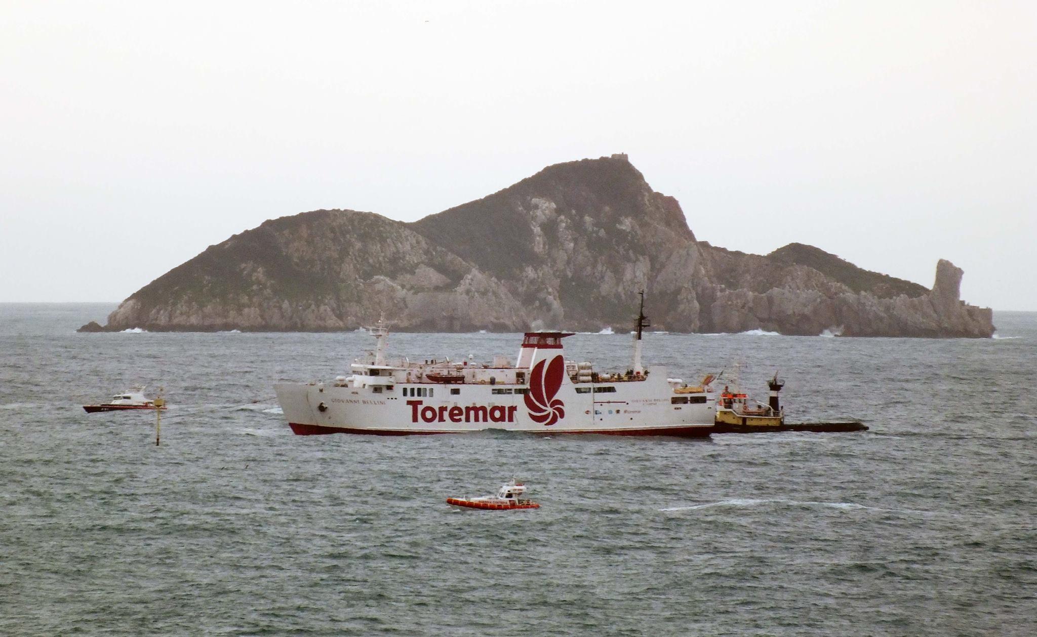 La nave spinta dai rimorchiatori passa davanti a Cerboli (foto di Paolo Barlettani)