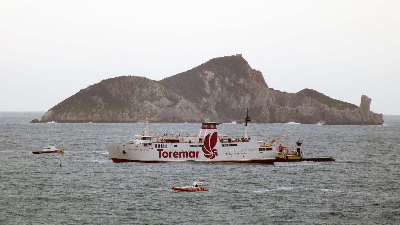 La nave spinta dai rimorchiatori passa davanti a Cerboli (foto di Paolo Barlettani)