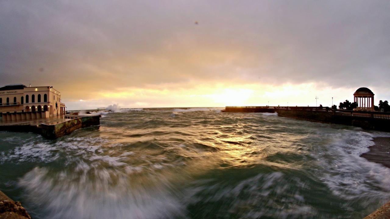 La mareggiata ai Pancaldi nel tardo pomeriggio di lunedì 6 marzo nella foto di Dario Marzi/Pentafoto