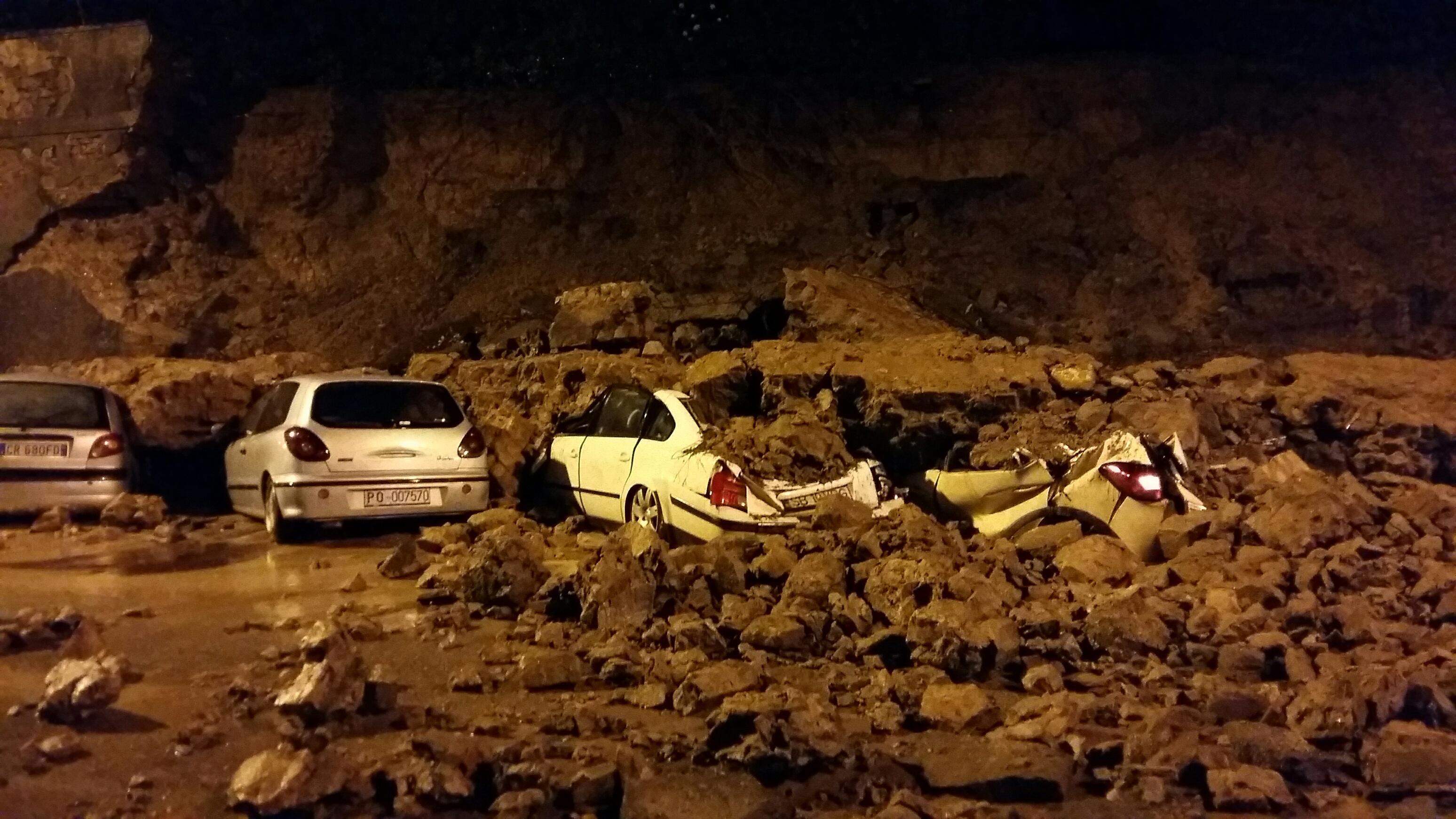 Le macchine sepolte sotto le mura crollate