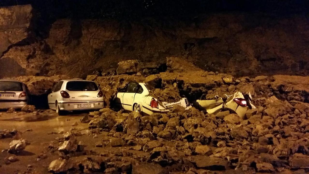 Le macchine sepolte sotto le mura crollate