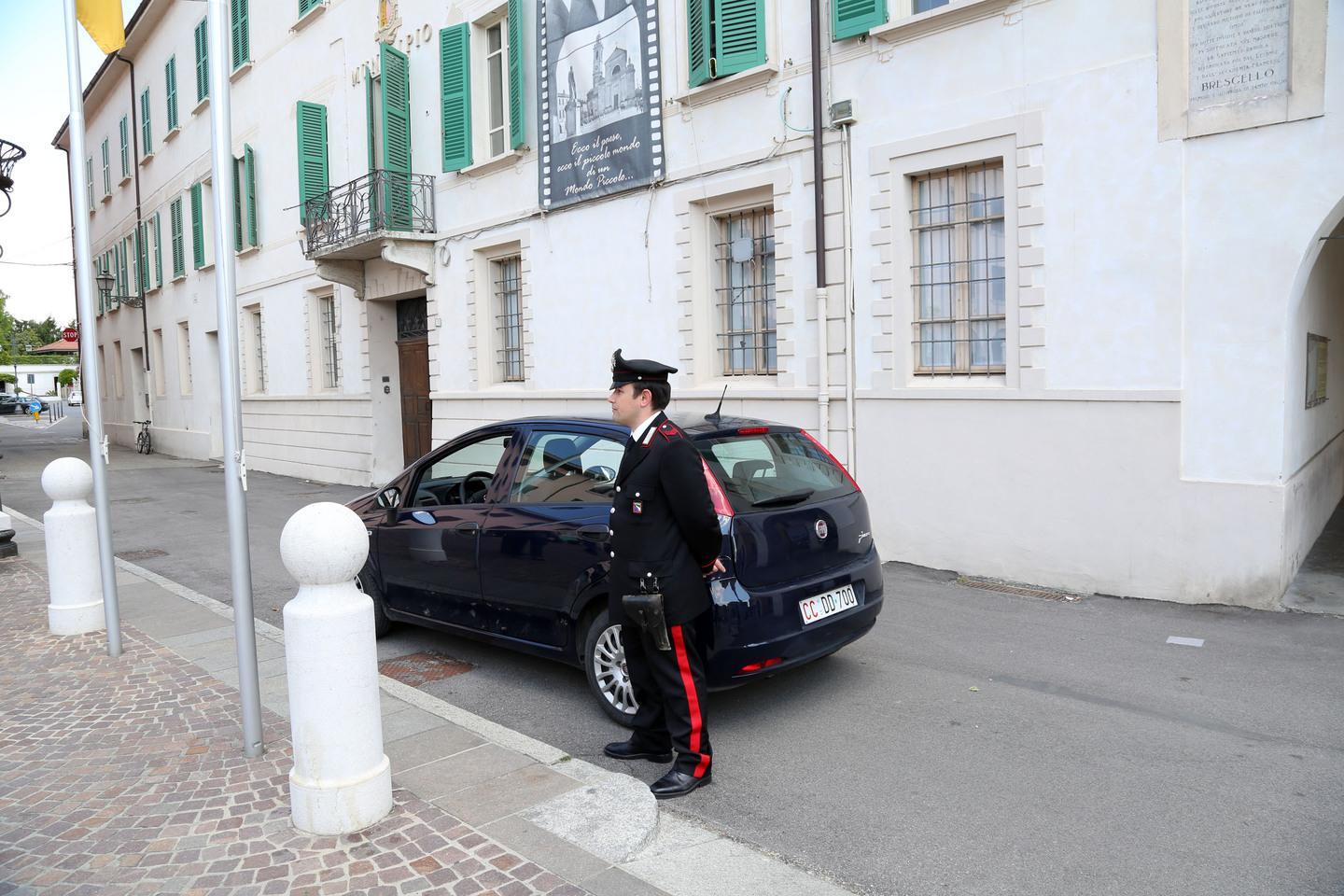Minaccia l’ex in piazza e aggredisce i carabinieri