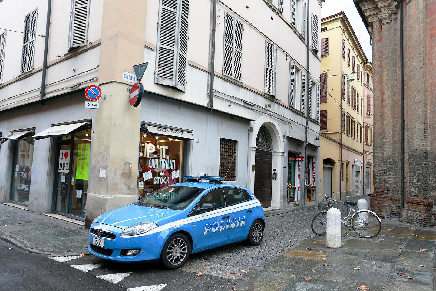 Assale la polizia, preso anche lo zio