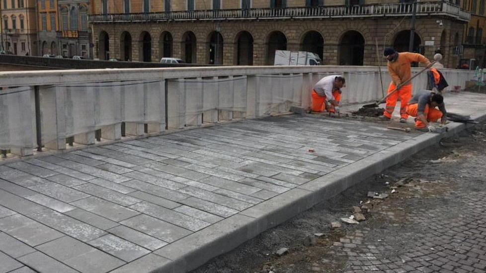 Piazza Garibaldi si allarga poi cantiere sul lungarno