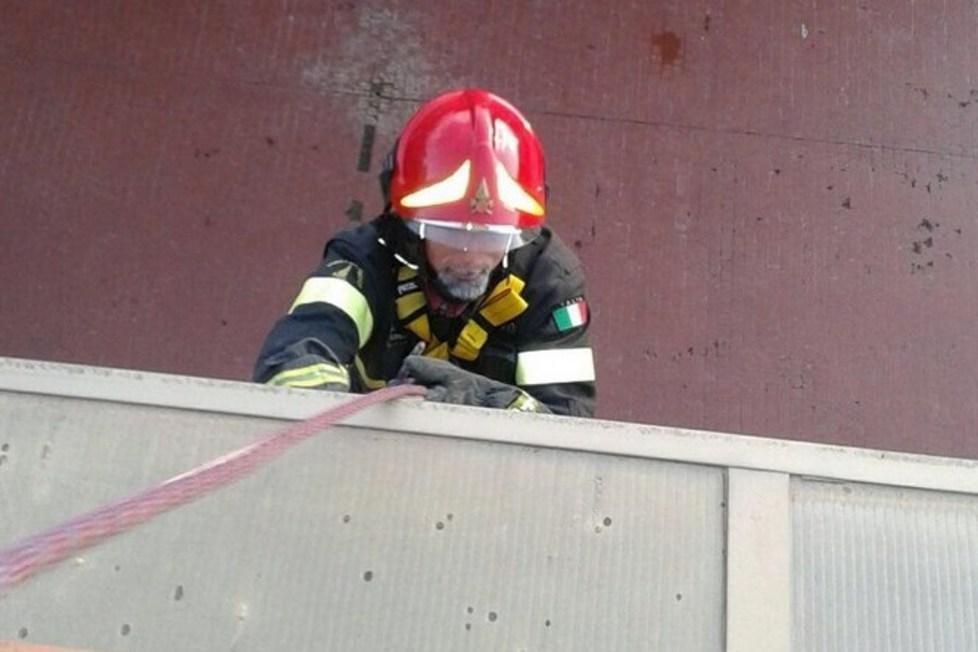 Si sente male in casa salvata dai pompieri