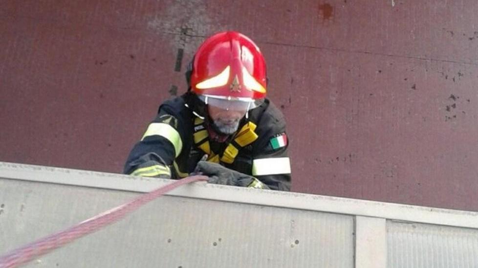 Si sente male in casa salvata dai pompieri