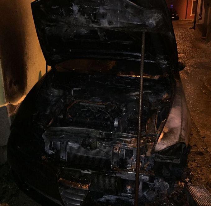 Attentato incendiario a Burgos, distrutte due auto