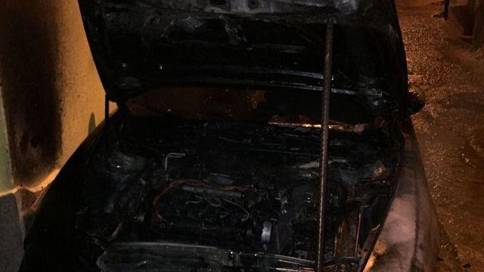 Attentato incendiario a Burgos, distrutte due auto