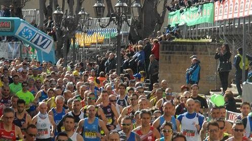 La città si ferma per ammirare i maratoneti del Giudicato
