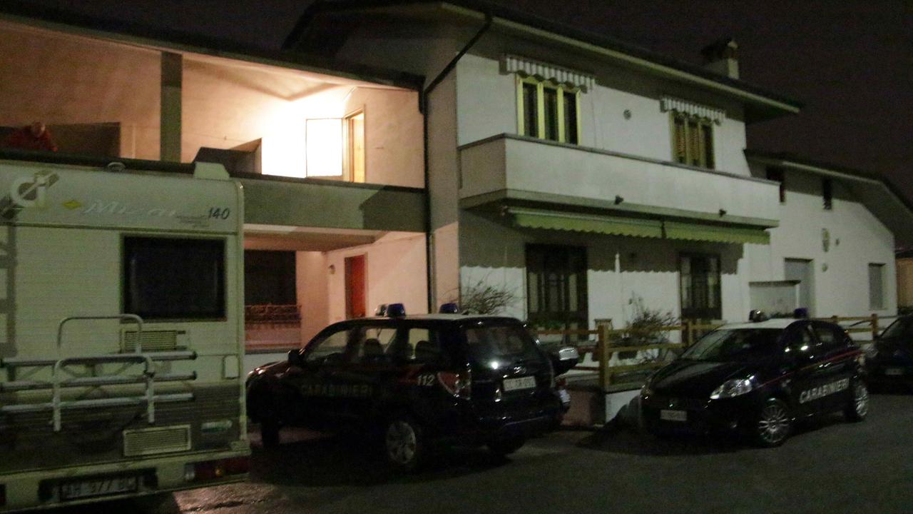Accoltella il padre dopo una lite e scappa