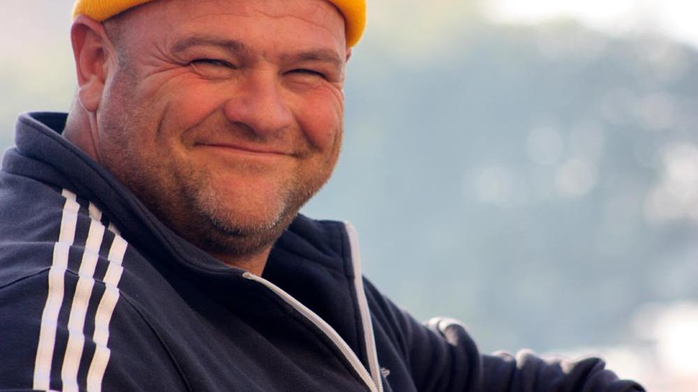 Muore a 46 anni mentre fa colazione al bar