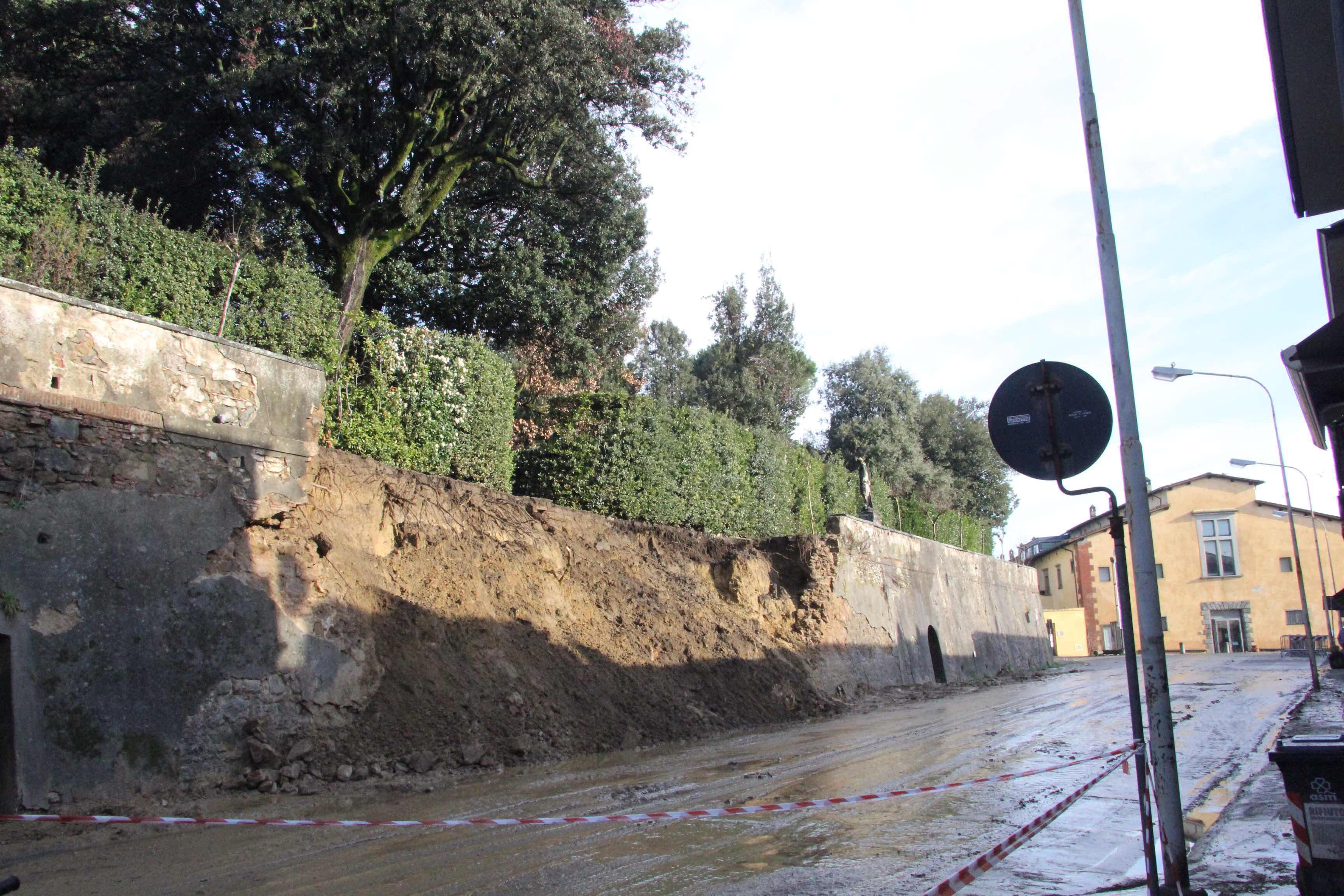 Il muro della Villa medicea franato a causa della pioggia (foto Batavia)