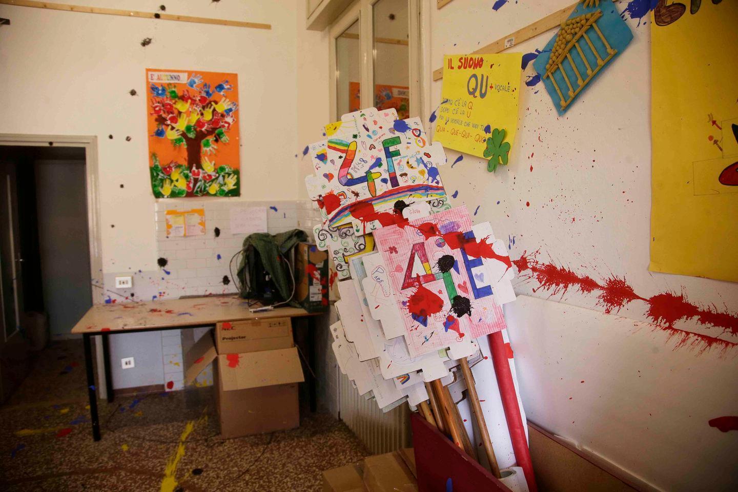 Devasta scuola nel reggiano insieme a due amici, nei guai un ragazzino modenese