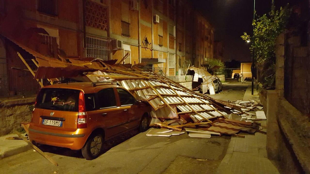 Il tetto crollato sulle auto in via Da Verrazzano