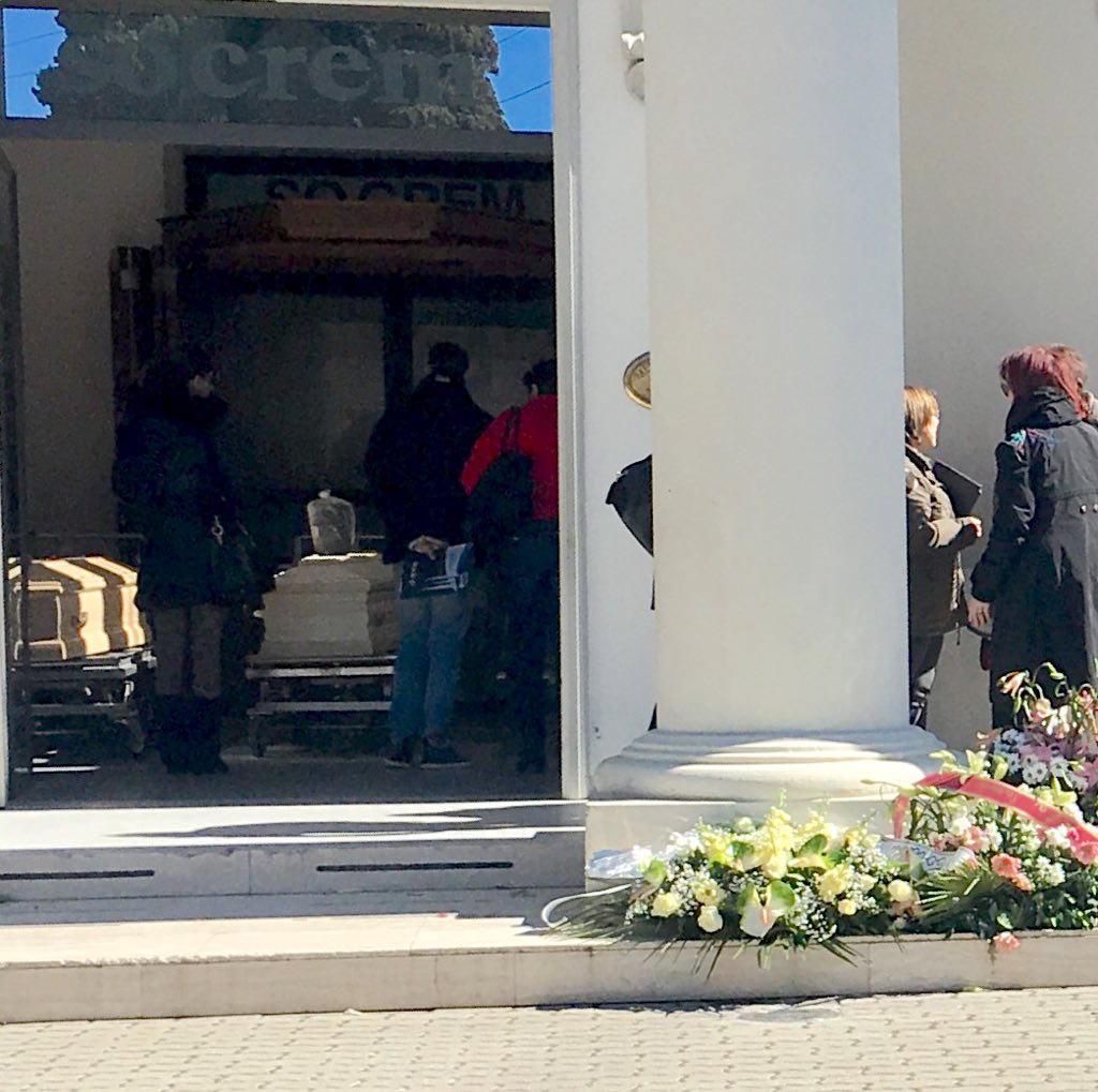 Fiori al tempietto della cremazione al cimitero dei Lupi in ricordo del giovane che si è tolto la vita (Marzi/Pentafoto)